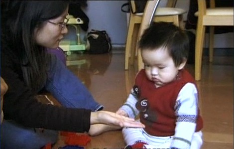媽媽打開手, 請小孩遞手上的玩具給她