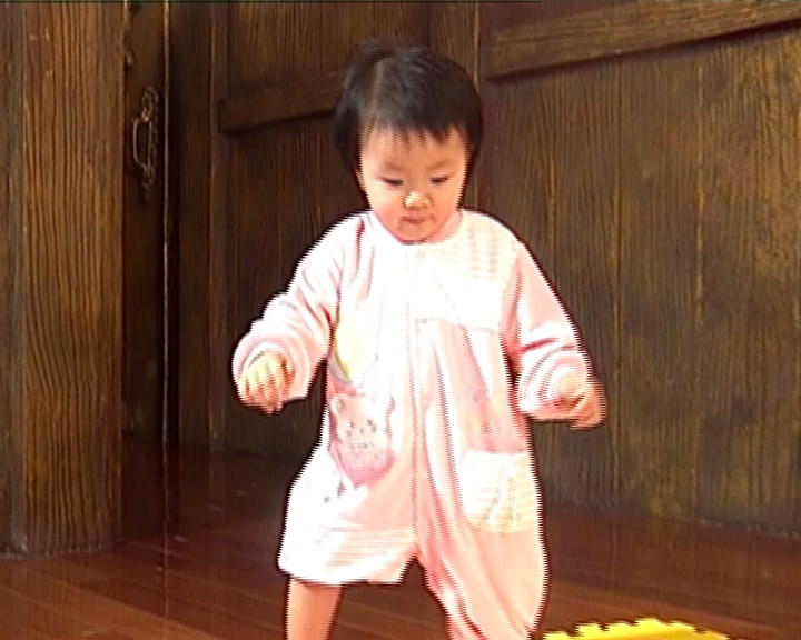 小孩在行路