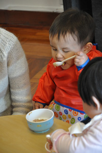 BB 用匙羹進食