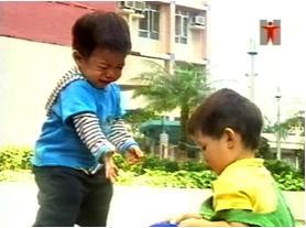 小孩會和其他小孩爭玩具